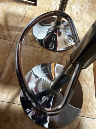 Mesa alta estilo bar con 2 taburetes rojos