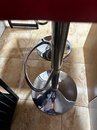 Mesa alta estilo bar con 2 taburetes rojos