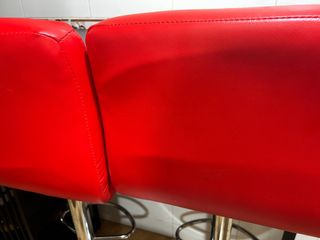 Mesa alta estilo bar con 2 taburetes rojos