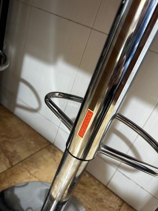 Mesa alta estilo bar con 2 taburetes rojos