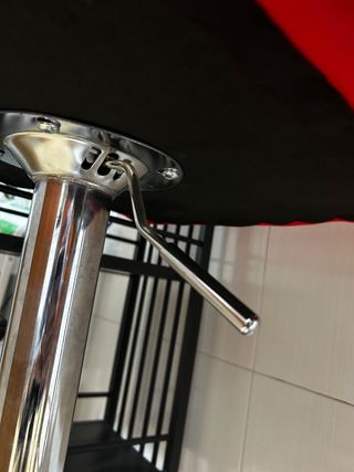 Mesa alta estilo bar con 2 taburetes rojos