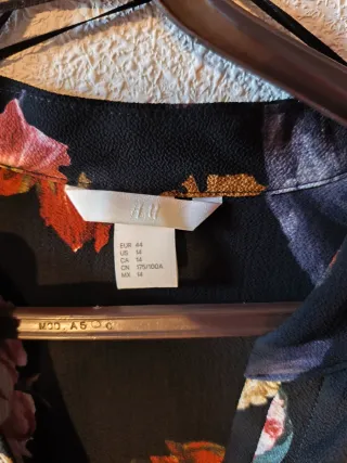 Vestido H&M flores negro. Con bolsillos, suelto