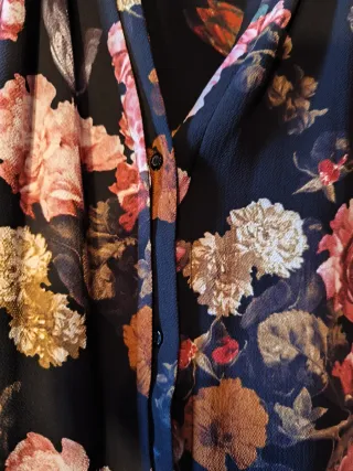 Vestido H&M flores negro. Con bolsillos, suelto