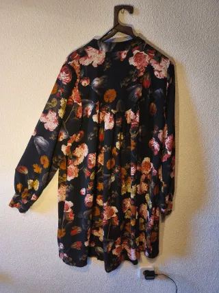 Vestido H&M flores negro. Con bolsillos, suelto