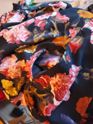 Vestido H&M flores negro. Con bolsillos, suelto