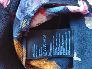 Vestido H&M flores negro. Con bolsillos, suelto