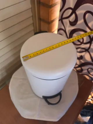 Papelera y escobillero de metal blanca con pedal