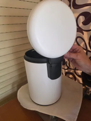 Papelera y escobillero de metal blanca con pedal