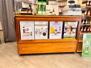 Mostrador de madera con vitrina frontal con LED