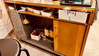 Mostrador de madera con vitrina frontal con LED