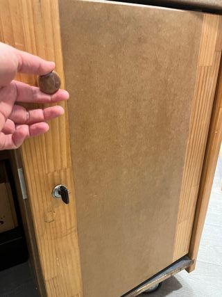 Mostrador de madera con vitrina frontal con LED