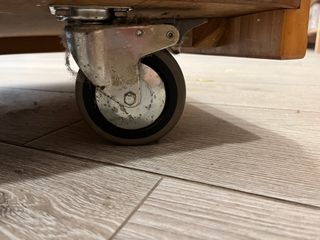 Mostrador de madera con vitrina frontal con LED