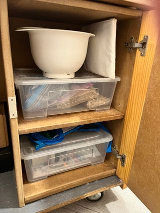 Mostrador de madera con vitrina frontal con LED