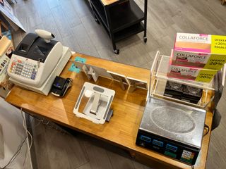 Mostrador de madera con vitrina frontal con LED