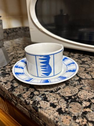 Taza y plato de cerámica azul y blanco