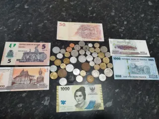 Lote de billetes y monedas de varios países
