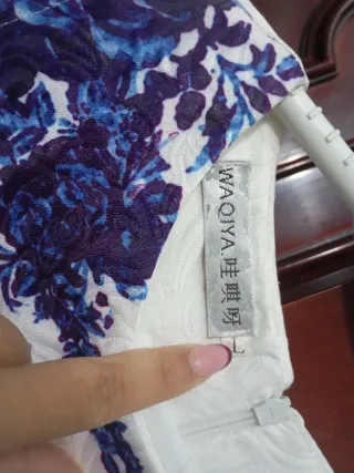 Vestido blanco y azul floral