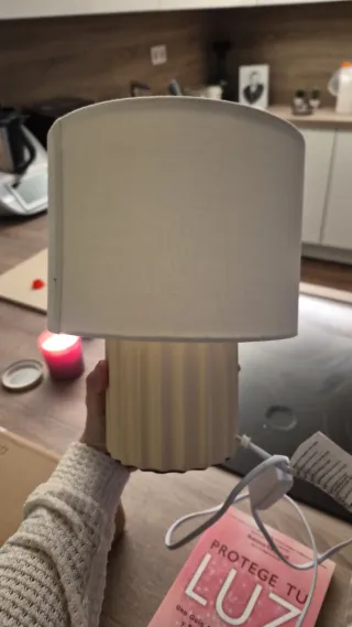 Lámpara de mesa beige y blanca