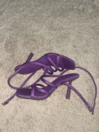 Sandalias Only moradas con tiras y cierre