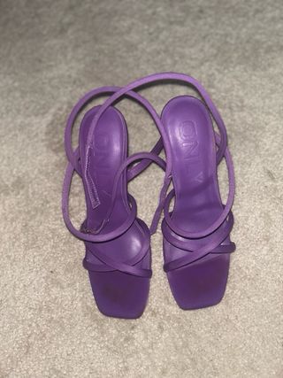 Sandalias Only moradas con tiras y cierre
