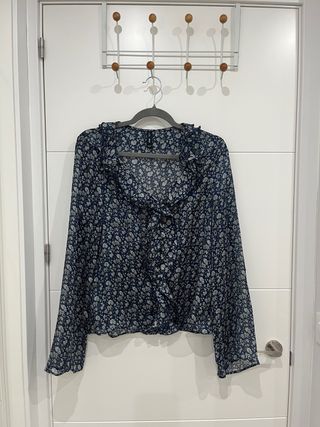 Blusa azul marino floral con volantes