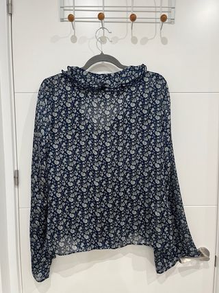 Blusa azul marino floral con volantes