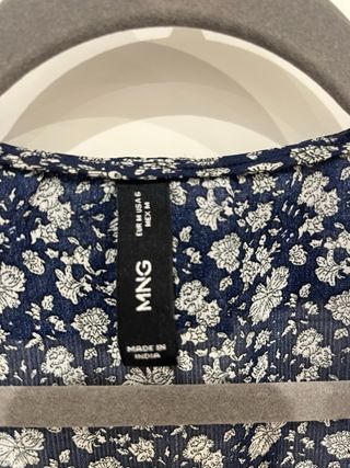 Blusa azul marino floral con volantes