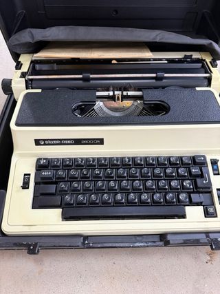 Máquina de escribir Silver-Reed 2600 CR