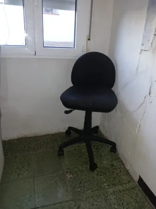 Silla de estudio negra con ruedas