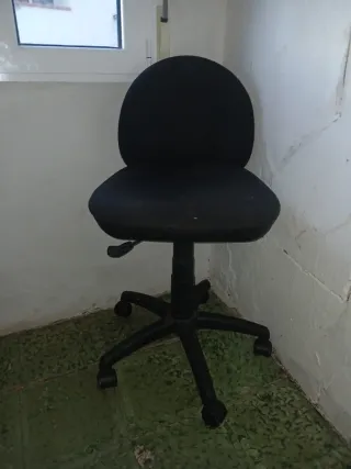 Silla de estudio negra con ruedas