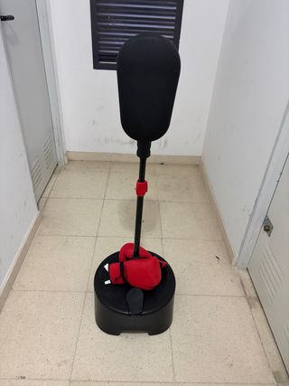 Saco de boxeo con guantes marca decathlon