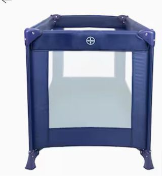 Cuna de viaje azul o parque con colchón plegable