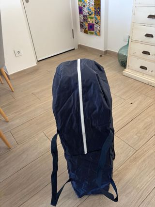 Cuna de viaje azul o parque con colchón plegable