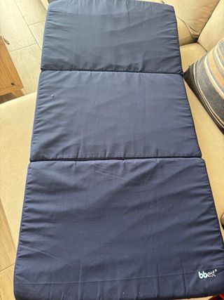 Cuna de viaje azul o parque con colchón plegable