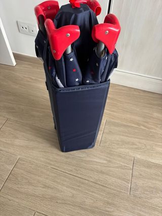 Cuna de viaje azul o parque con colchón plegable