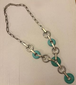 Collar plateado y turquesa con eslabones