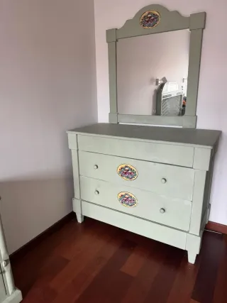 Dormitorio completo: cabecero , mesitas y cómoda