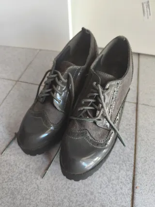 Botines grises con cordones