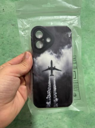 Funda iPhone 16 Avión Nubes
