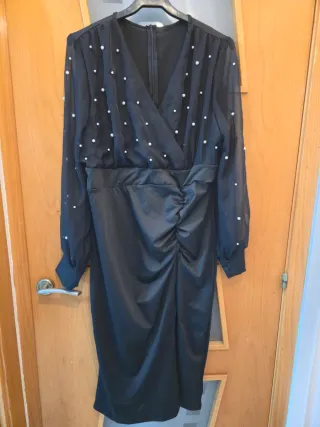 Vestido negro con perlas