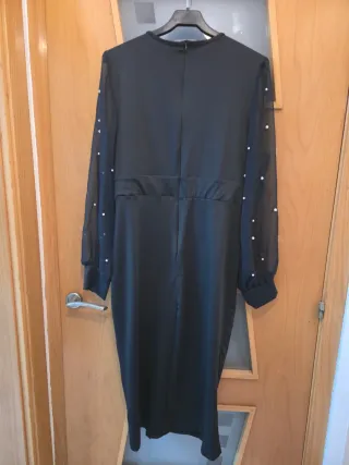 Vestido negro con perlas