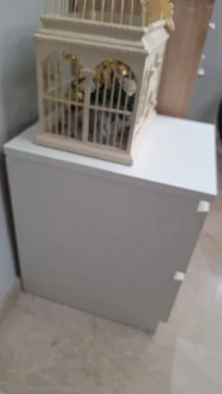 Mesita de noche blanca