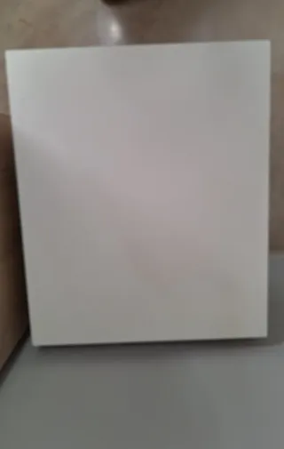 Mesita de noche blanca