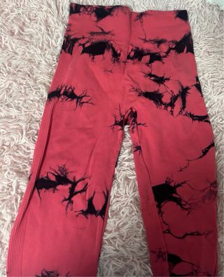 Mallas deportivas rojas con manchas negras