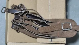 Portacazas de serraje con hebilla