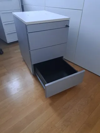 Cajonera de oficina gris con patas