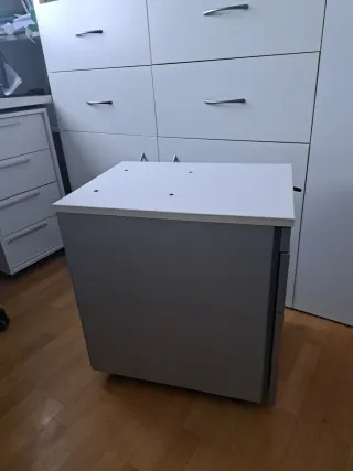 Cajonera de oficina gris con patas