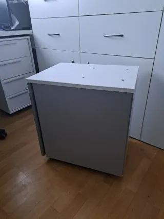Cajonera de oficina gris con patas