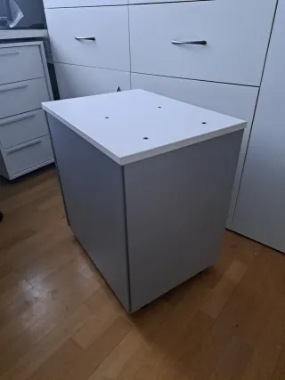 Cajonera de oficina gris con patas