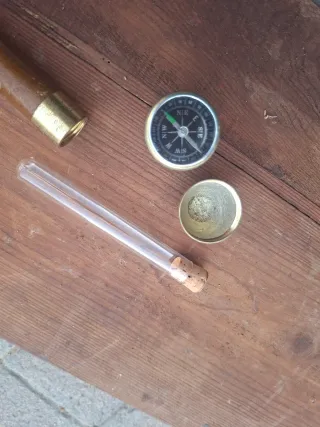 Bastón raro con brújula